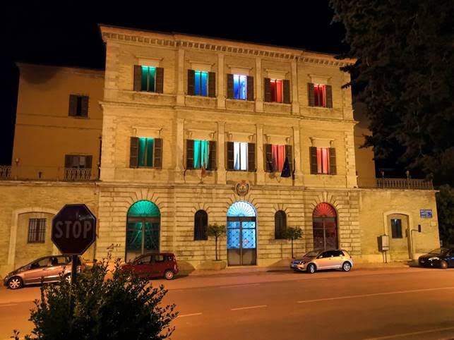 Palazzo Ravenna con i colori del tricolore