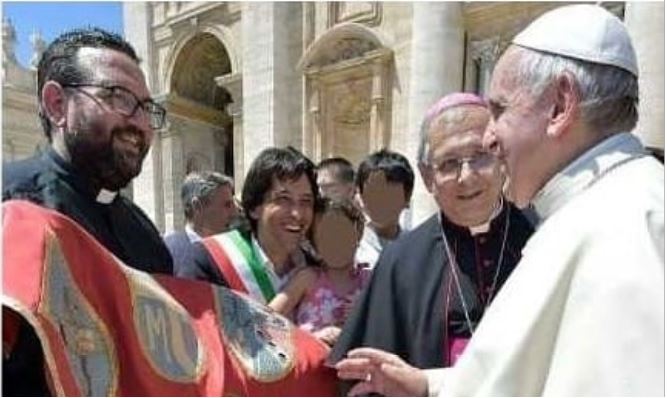 Papa Francesco Benedice il gonfalone