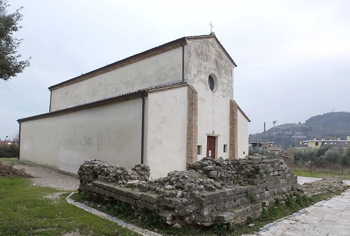 Chiesa di San Martino con resti tempio