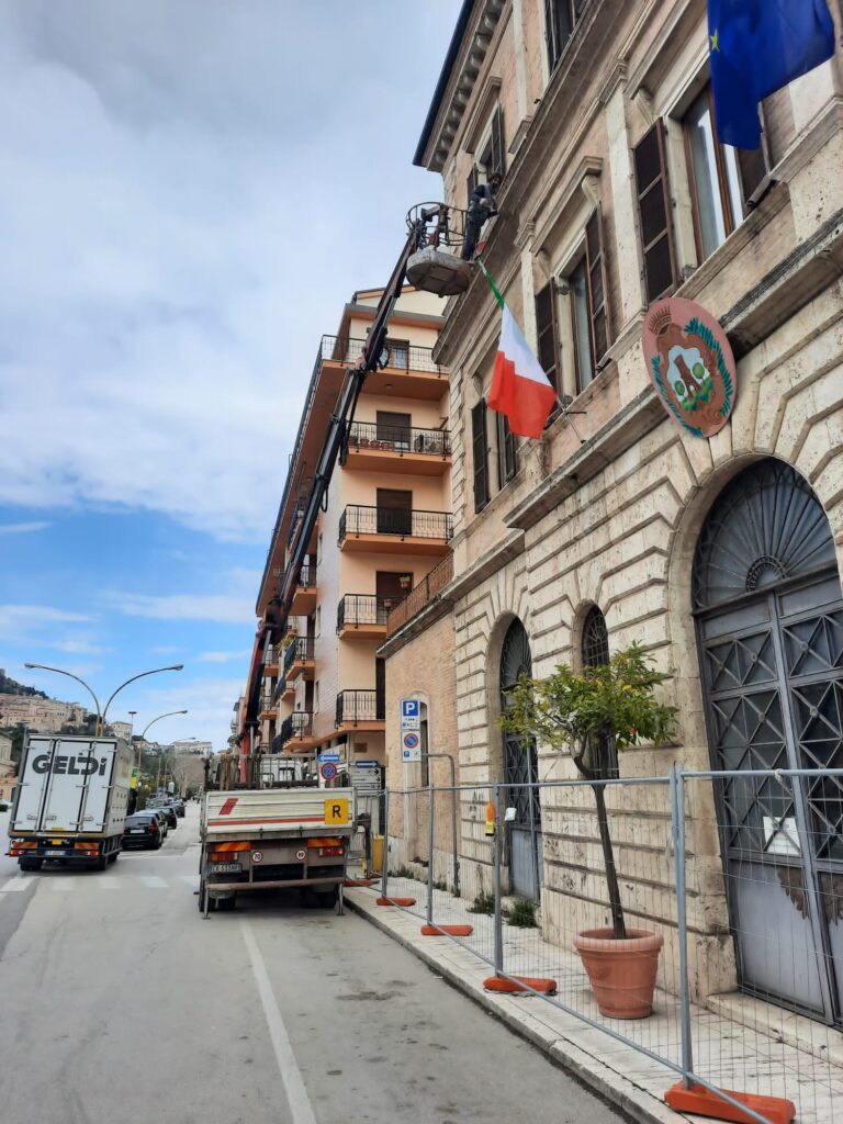 Lavori in corso alla facciata ovest del municipio