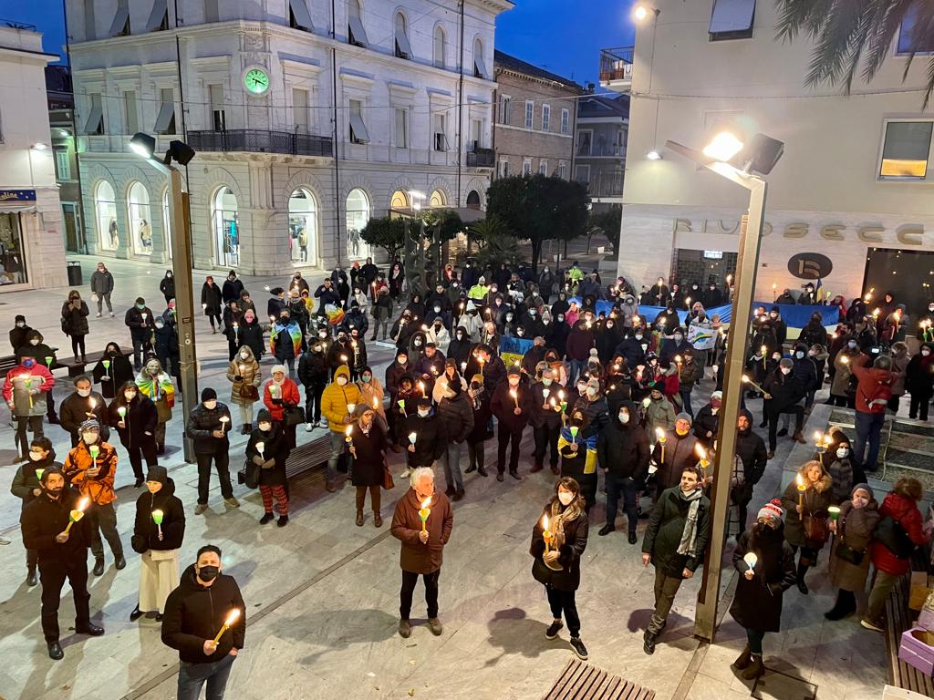 Fiaccolata in piazza Fazzini per l'Ucraina